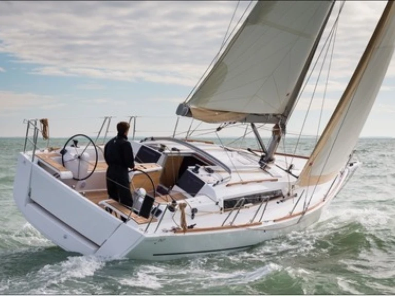 Dufour Dufour 382 Grand Large jednotlivci a charterové společnosti v Bormes-les-Mimosas