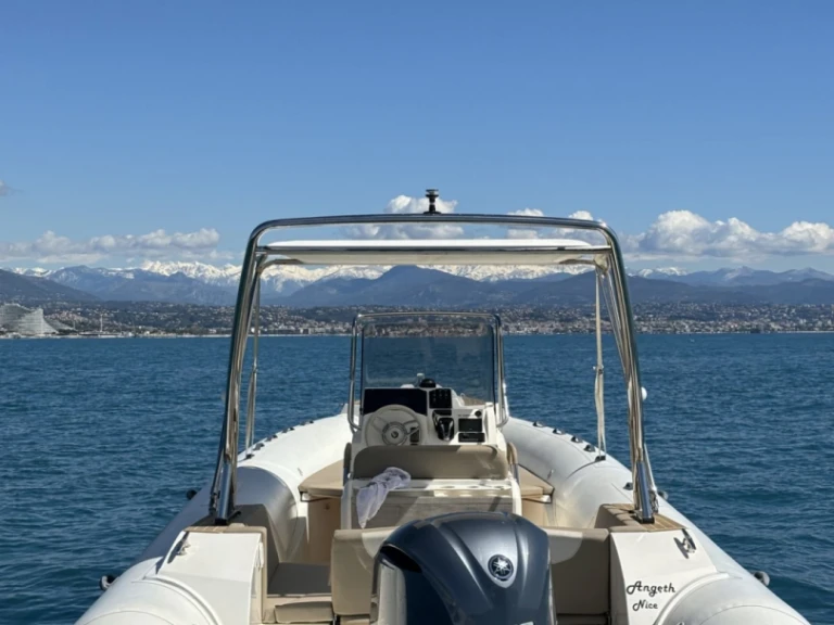 Polotuhá loď k pronájmu v Antibes za nejlepší cenu