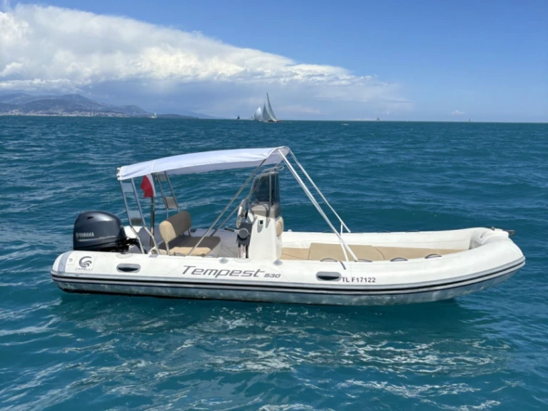 Pronajmout Polotuhá loď se skipperem či ne Capelli v Antibes