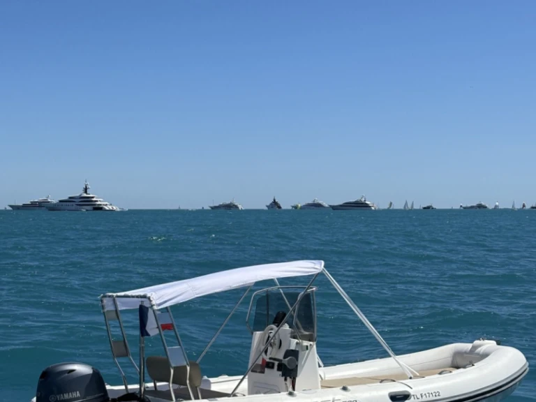 Polotuhá loď k pronájmu v Antibes za nejlepší cenu