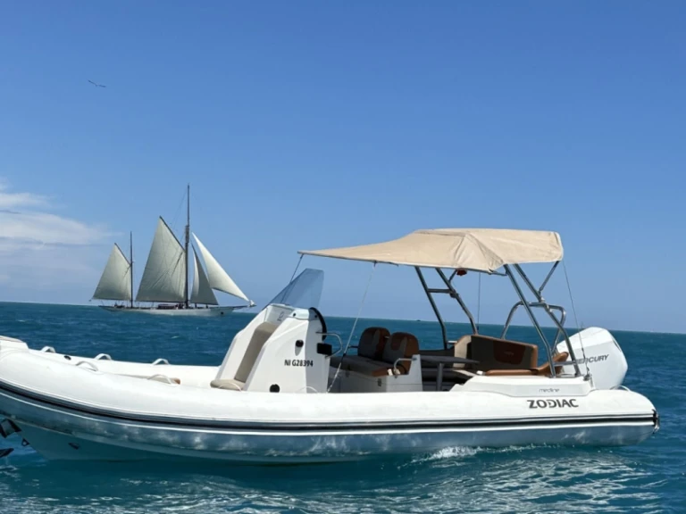 Pronájem Polotuhá loď v Antibes -Zodiac Medline 6.8