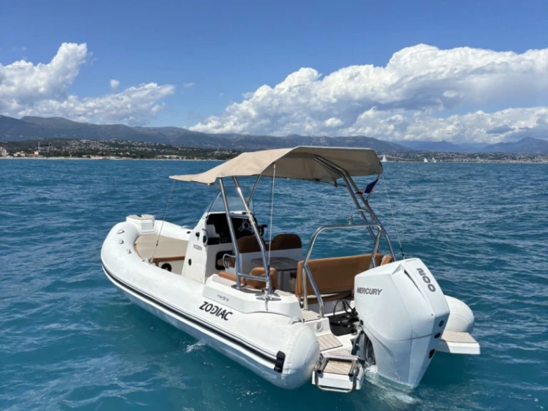 Pronajmout Polotuhá loď se skipperem či ne Zodiac v Antibes
