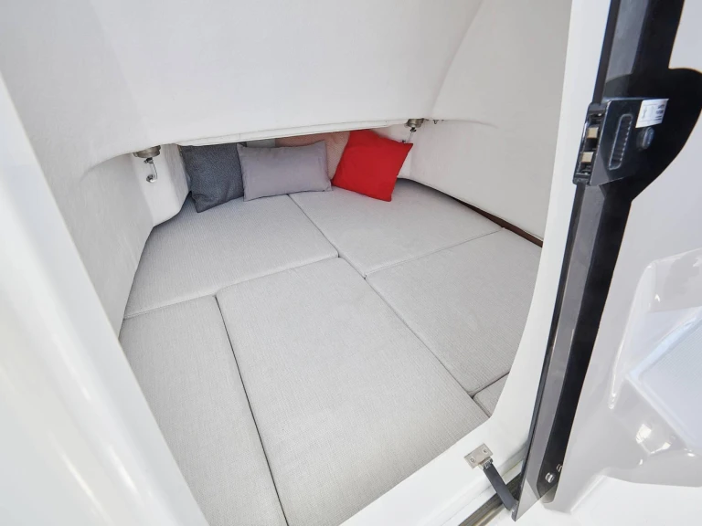 Pronájem Motorová loď Jeanneau s licencí