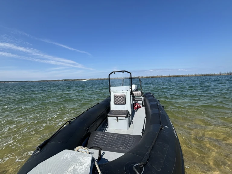 Pronajmout si Highfield Patrol 600 v Arcachon