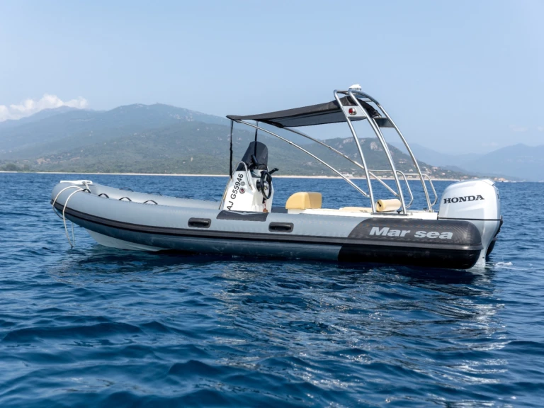 Polotuhá loď k pronájmu v Porto Pollo za nejlepší cenu