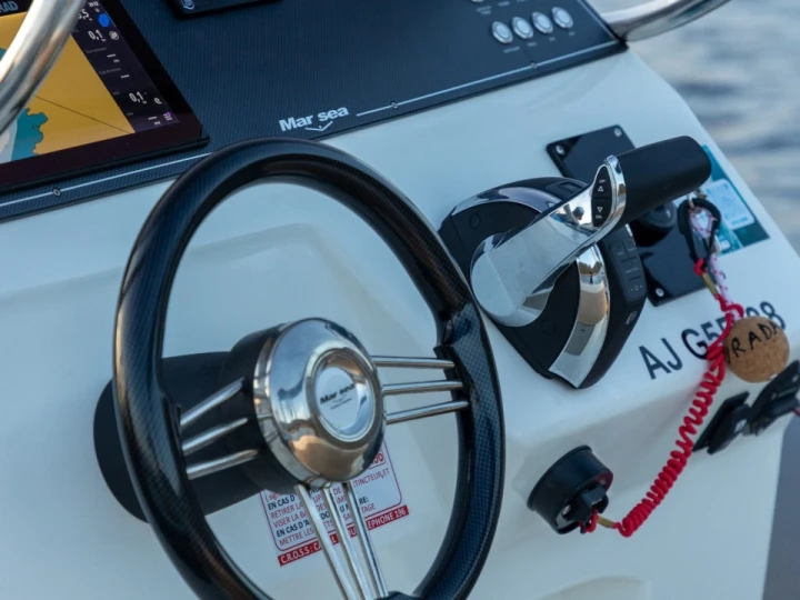 Pronájem Motorová loď Quicksilver s licencí