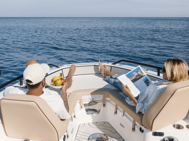 Polotuhá loď k pronájmu v Port Grimaud za nejlepší cenu