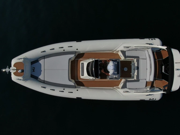 Pronájem Polotuhá loď Nuova Jolly s licencí