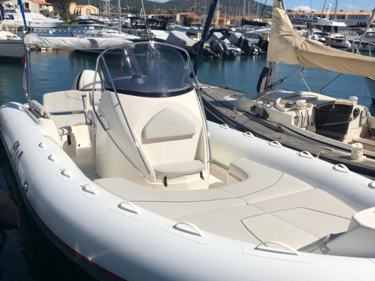 Polotuhá loď k pronájmu v Port Grimaud za nejlepší cenu