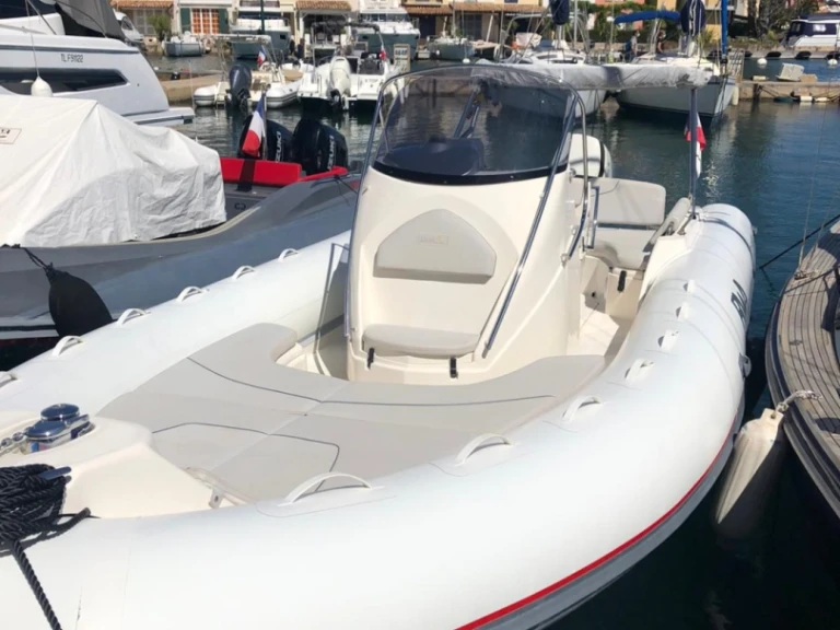 Bwa Sport 28 GTc jednotlivci a charterové společnosti v Port Grimaud