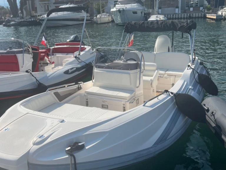 Zar Zar 57 jednotlivci a charterové společnosti v Port Grimaud