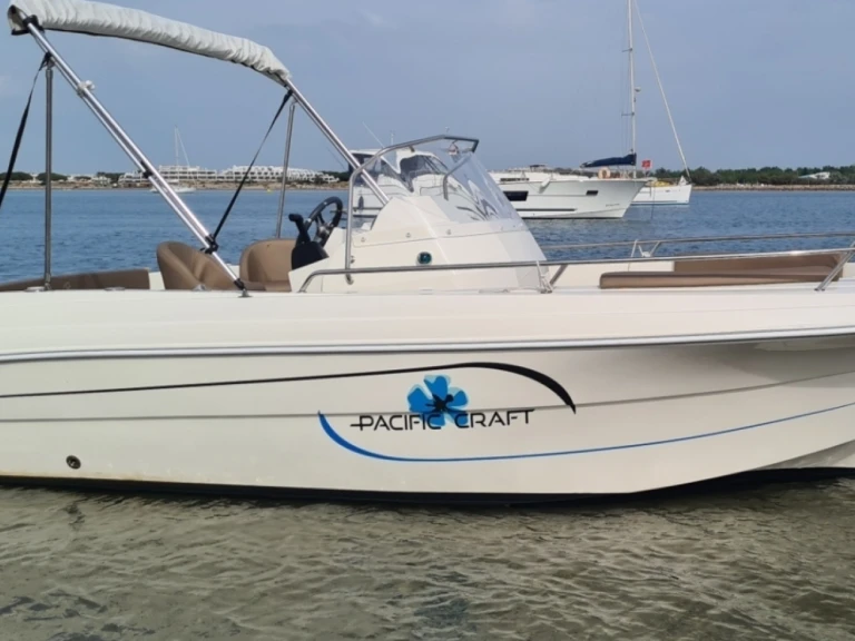 Pronájem Motorová loď Pacific Craft s licencí