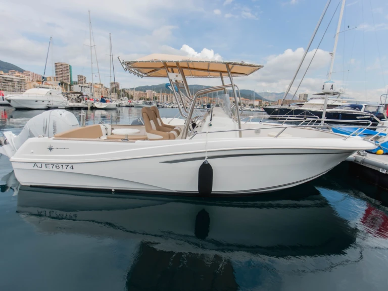 Bénéteau Cap Camarat 7.5 CC jednotlivci a charterové společnosti v Ajaccio