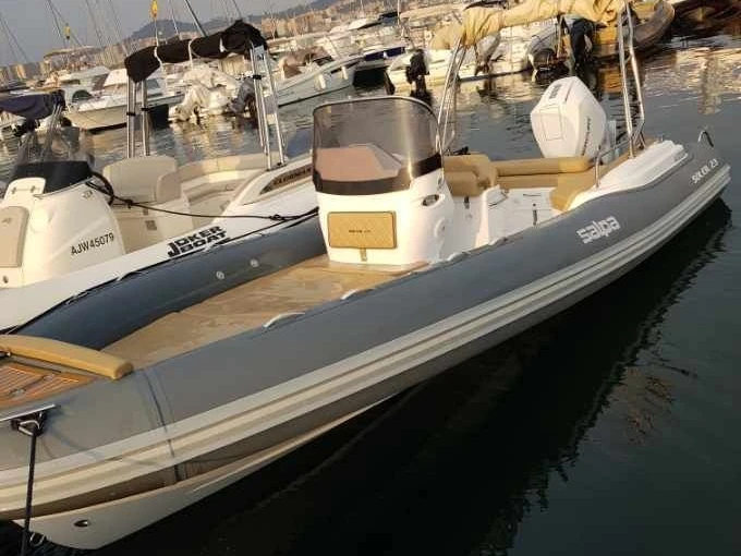 Polotuhá loď k pronájmu v Ajaccio za nejlepší cenu