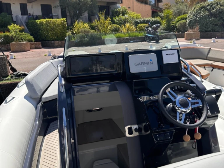 Pronájem Polotuhá loď v Cogolin -Zodiac Medline 9