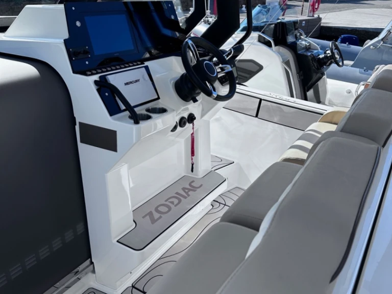 Pronájem Polotuhá loď Zodiac s licencí