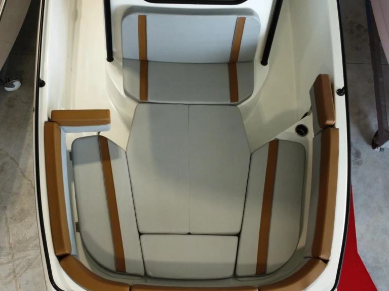 Pronájem lodi Ajaccio lákavé ceny Flyer 8 SPACEdeck