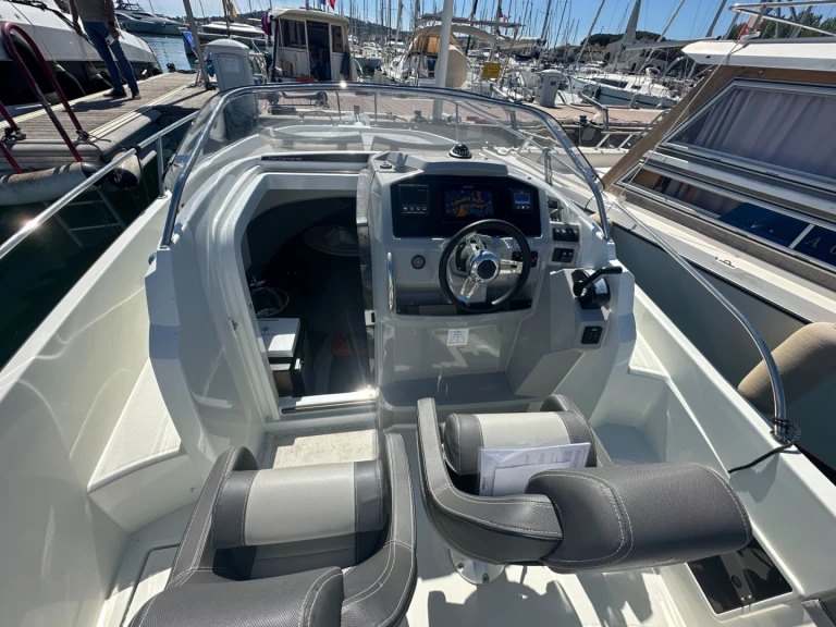 Pronajmout si Jeanneau Cap Camarat 7.5 WA Serie 2 v Cogolin