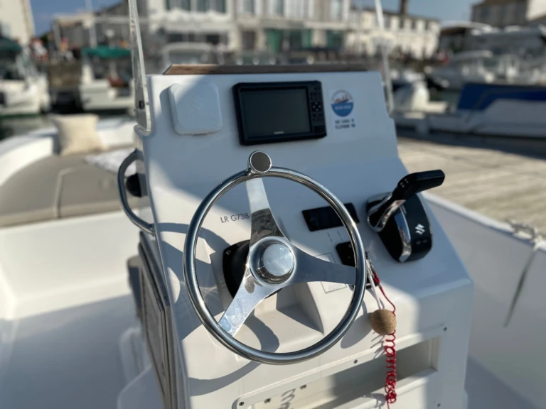 Pronájem lodi Port de La Flotte lákavé ceny SEAWEED 675