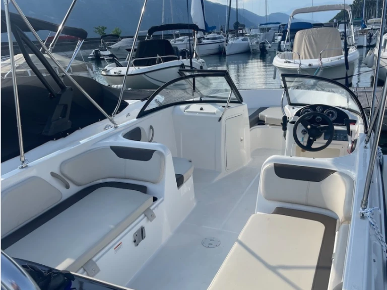 Pronájem lodi Bayliner Element E7 v Aix-les-Bains na Samboatu
