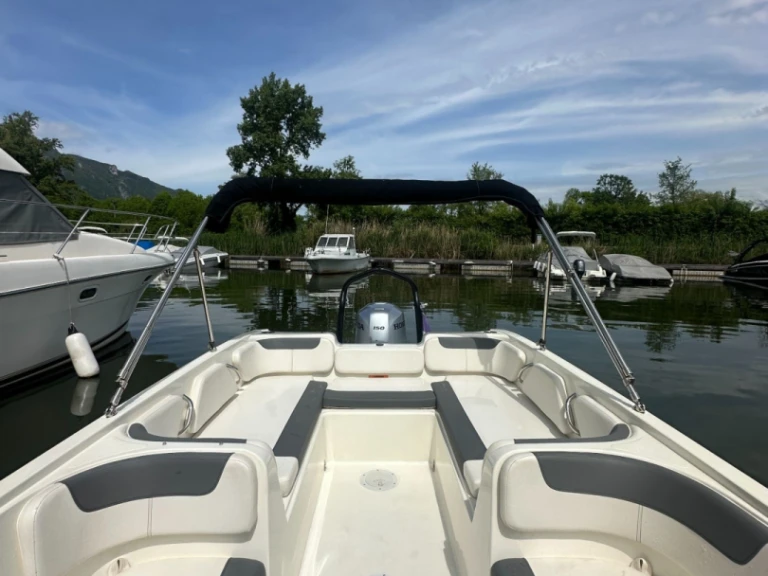 Bayliner Element E7 jednotlivci a charterové společnosti v Viviers-du-Lac