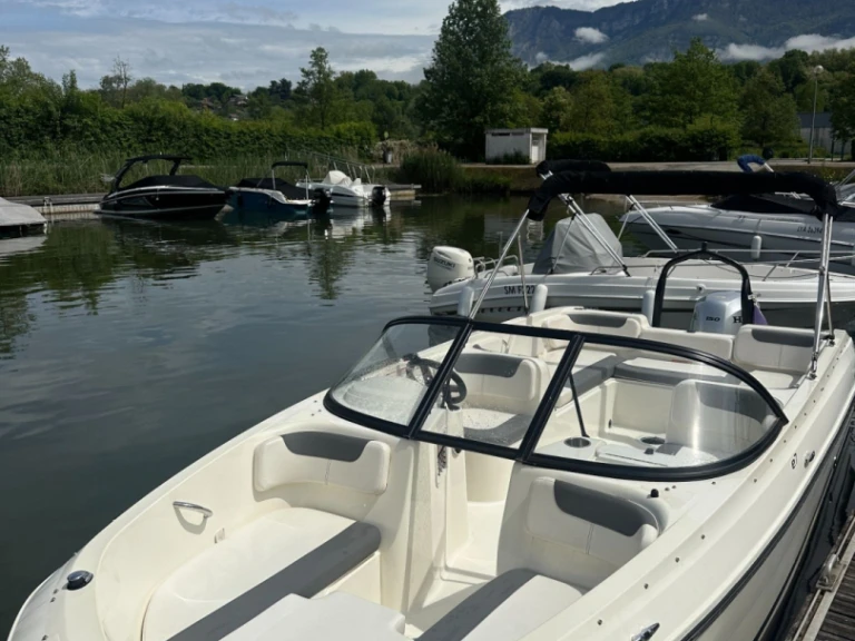 Pronajmout si Bayliner Element E7 v Viviers-du-Lac