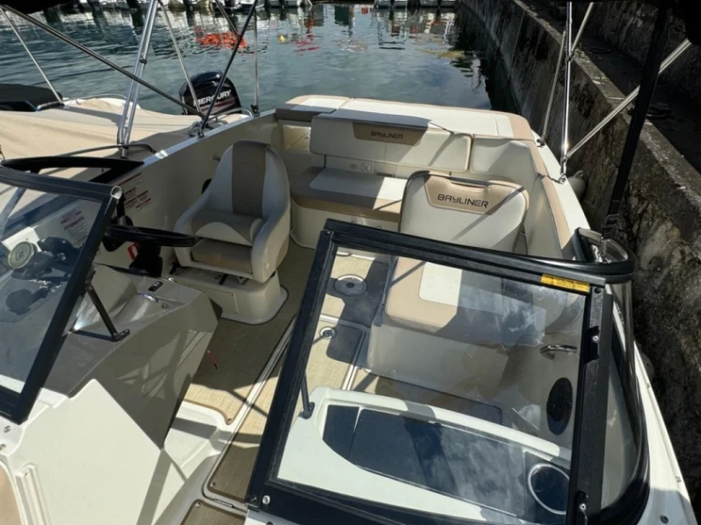 Pronajmout si Bayliner BAYLINER VR5 v Le Bourget-du-Lac