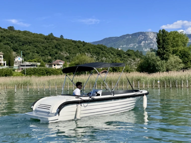 Motorová loď k pronájmu v Aix-les-Bains za nejlepší cenu