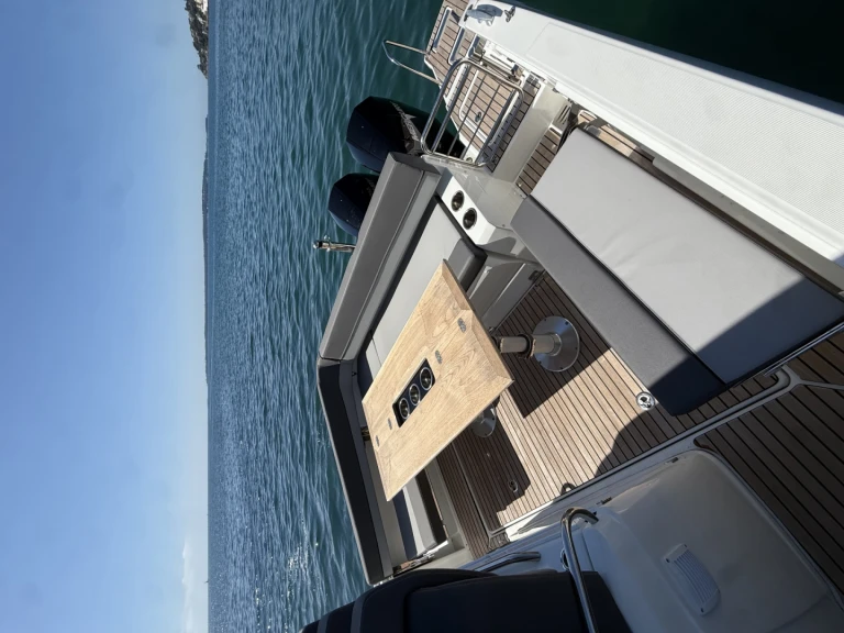 Motorová loď k pronájmu v Cannes za nejlepší cenu