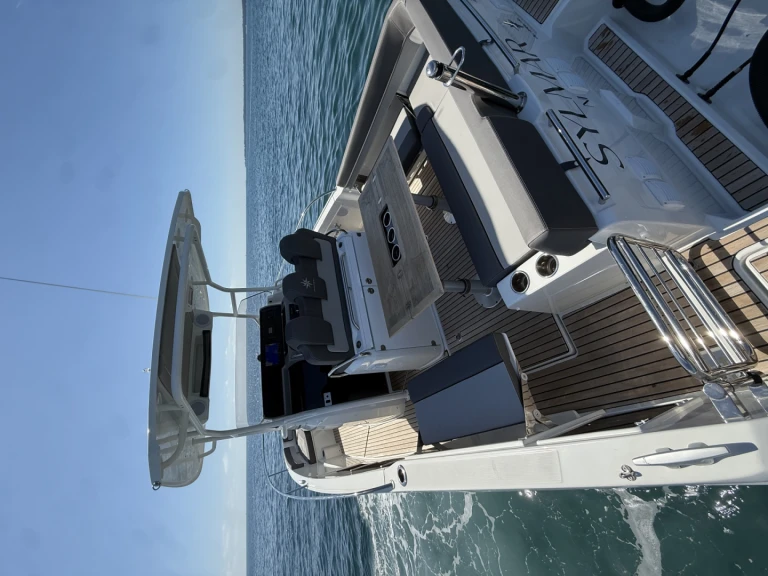 Jeanneau Cap Camarat 9.0 CC jednotlivci a charterové společnosti v Cannes