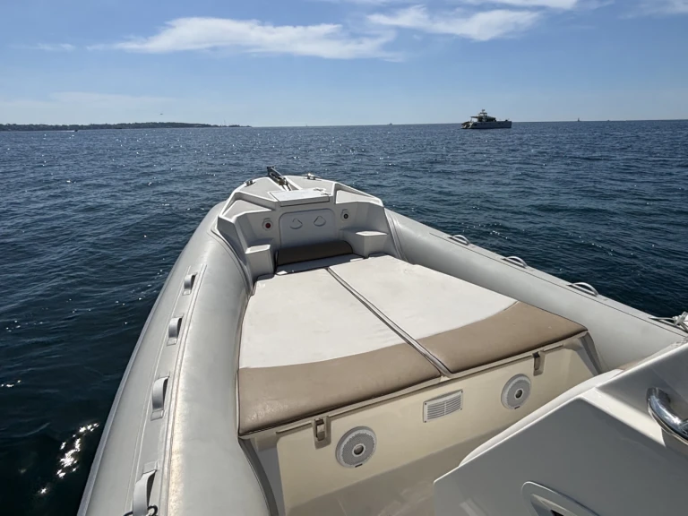 Pronájem jachty v Cannes -Lomac Lomac 850 IN na Samboatu