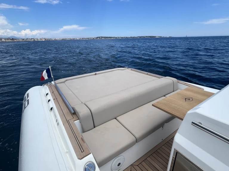 Pronájem lodi Renier Renier R9 Tourer v Cannes na Samboatu