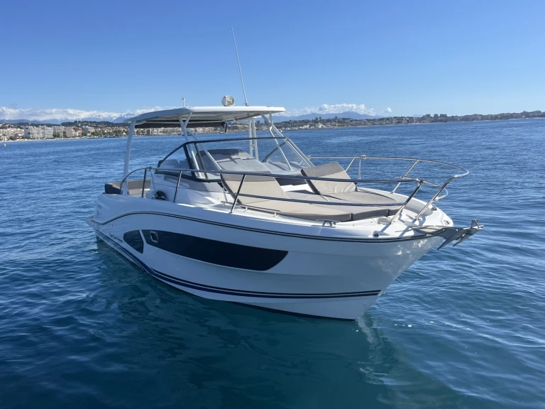 Pronájem Motorová loď Jeanneau s licencí