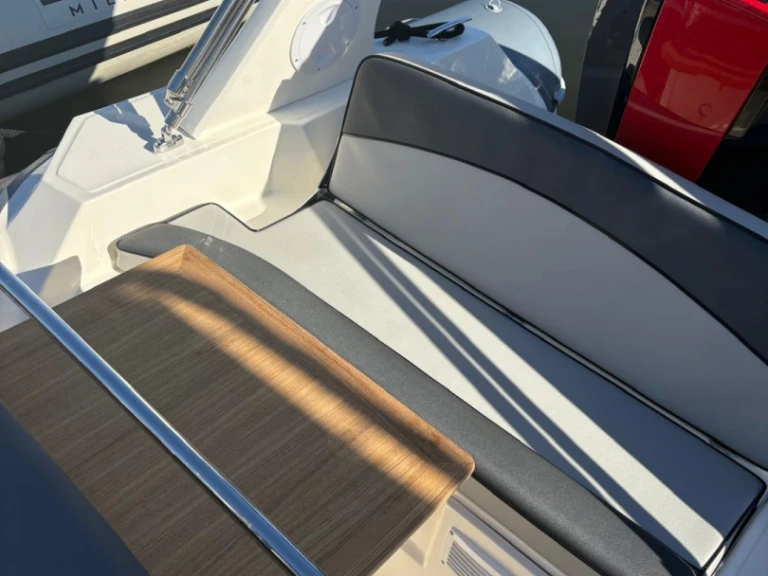 Polotuhá loď k pronájmu v Saint-Florent za nejlepší cenu