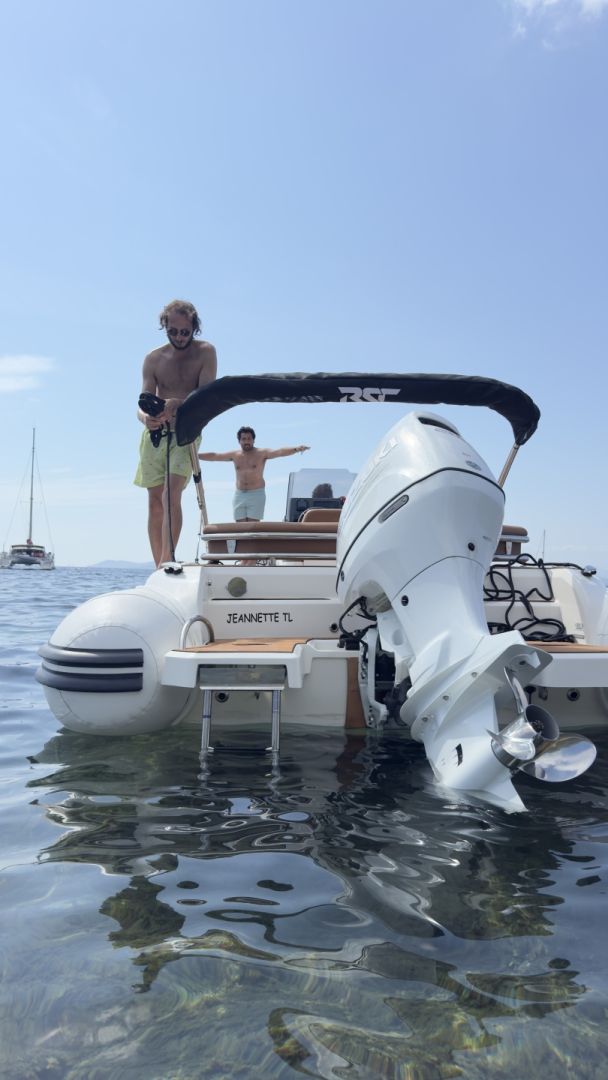 Polotuhá loď k pronájmu v Hyeres za nejlepší cenu
