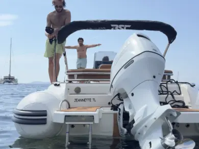 Polotuhá loď k pronájmu v Hyeres za nejlepší cenu