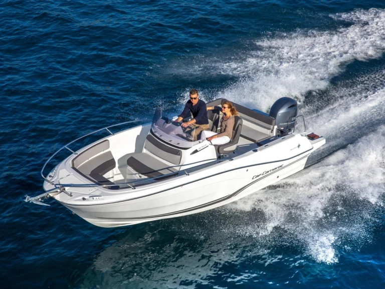 Pronajmout si Jeanneau Cap Camarat 6.5 CC Serie 3 v Lorient