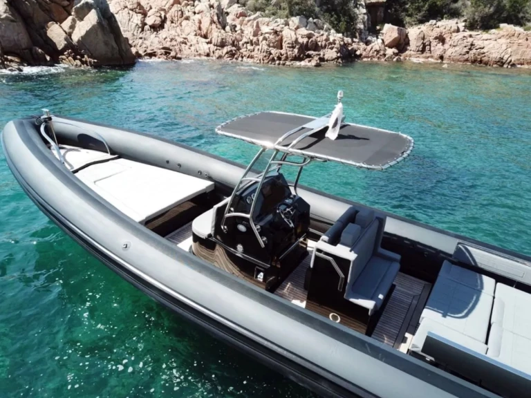 Sea Water 300 PHANTOM jednotlivci a charterové společnosti v Cogolin