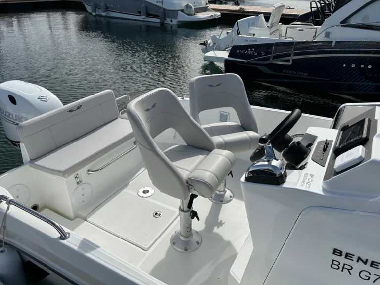 Pronajmout Motorová loď se skipperem či ne Bénéteau v Brest