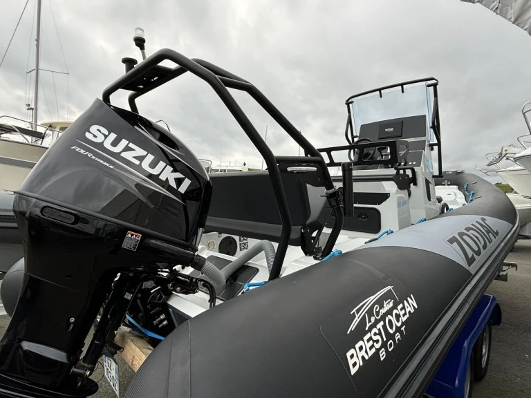 Pronájem Polotuhá loď Zodiac s licencí