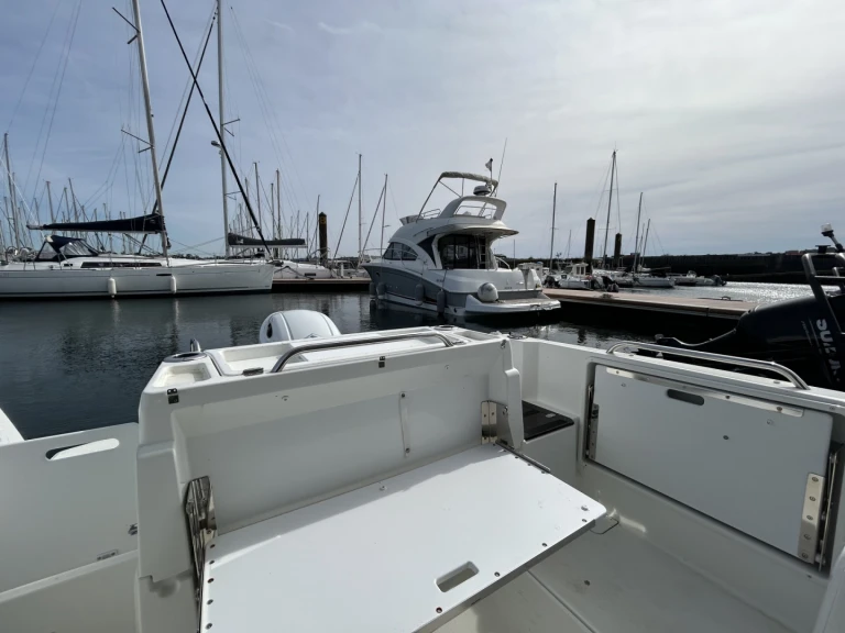 Pronajmout si Bénéteau Antares 7 v Brest