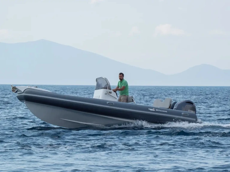 Pronájem lodi Motonautica-Vesuviana MV 700 v Marseille na Samboatu