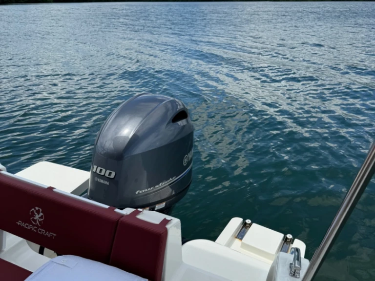 Pacific Craft 545 open jednotlivci a charterové společnosti v Sainte-Rose