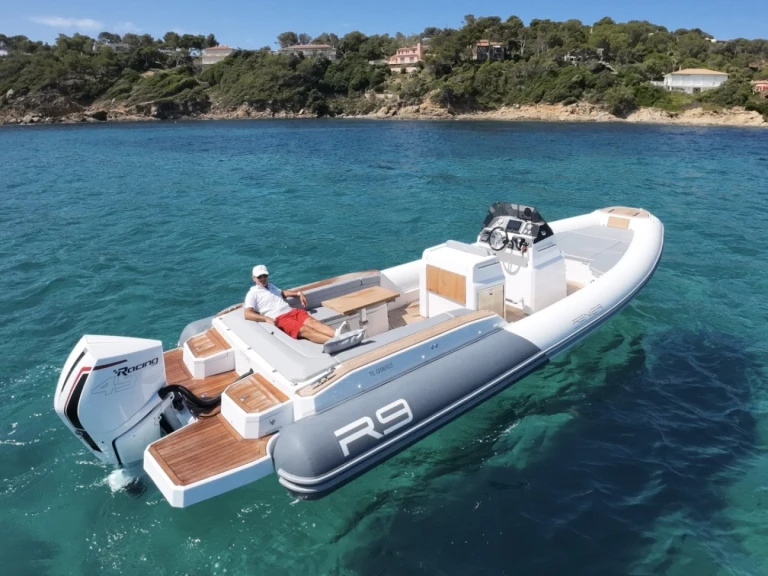 Renier Renier R9 Tourer jednotlivci a charterové společnosti v Le Lavandou