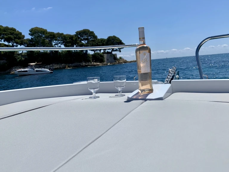 Pronajmout Motorová loď se skipperem či ne Jeanneau v Antibes