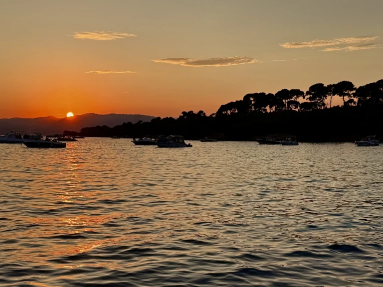 Pronájem lodi Antibes lákavé ceny CAP CAMARAT