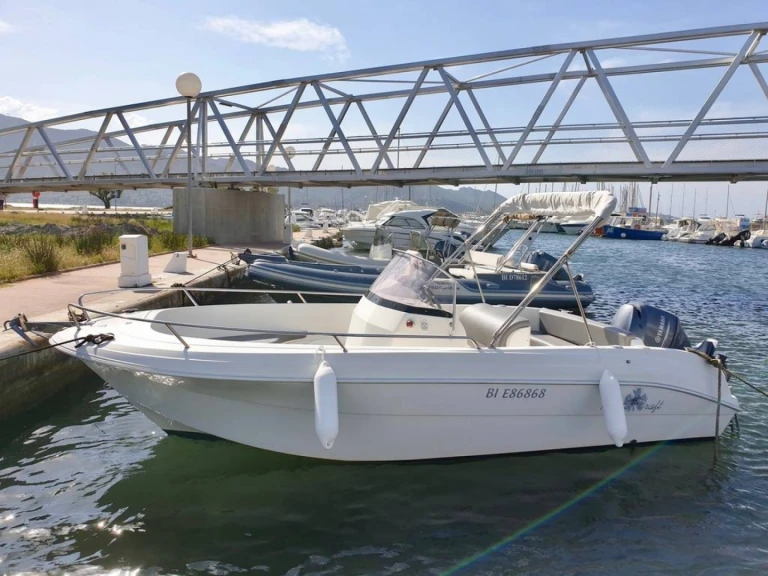 Pacific Craft Pacific Craft 625 Open jednotlivci a charterové společnosti v Saint-Florent
