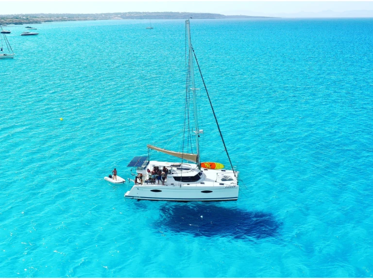 Pronajmout si Fountaine Pajot Helia 44 v Sant Antoni de Portmany