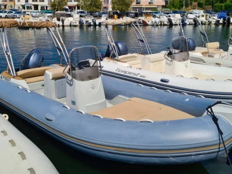 Pronajmout si Capelli Tempest 650 v Saint-Florent