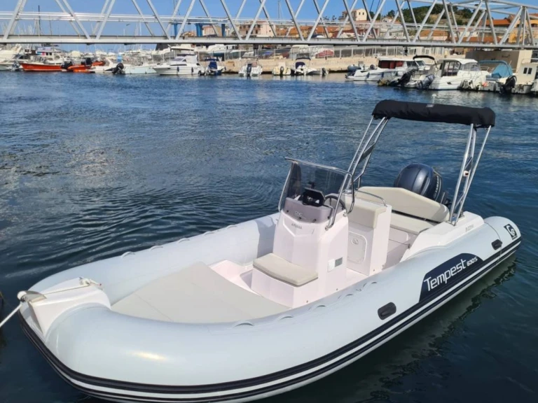 Capelli Tempest 630 jednotlivci a charterové společnosti v Saint-Florent